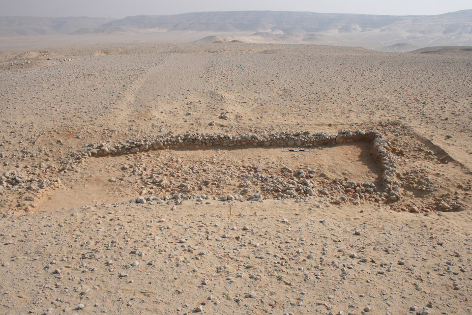 Остатки сооружения, в котором нашли костяной свисток