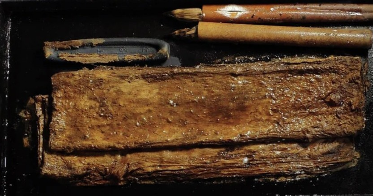 В гробнице Мужун Чжи обнаружили ценный набор для каллиграфии