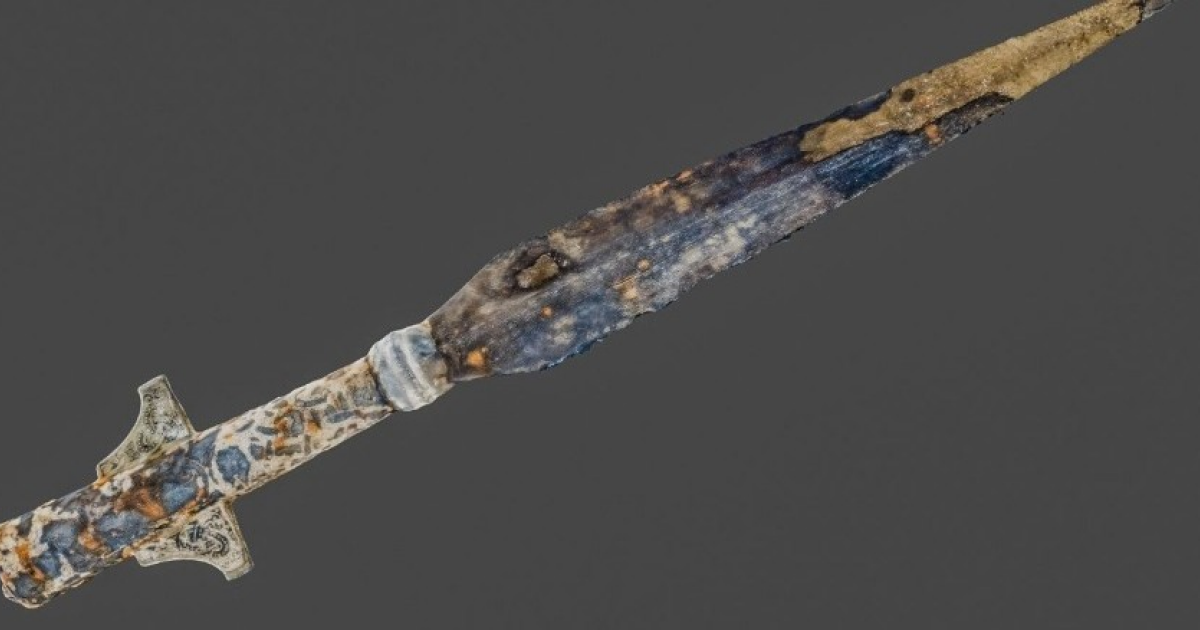 Со дна польского озера подняли богато украшенный наконечник средневекового копья