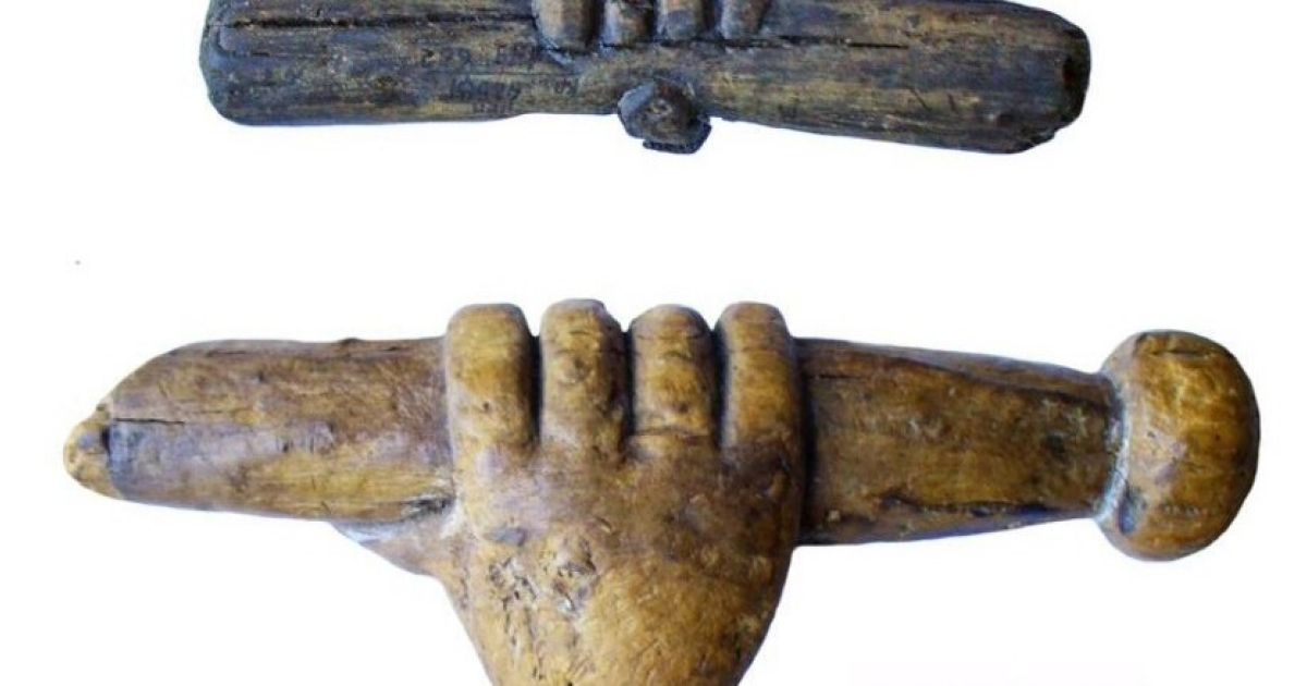 Деревянные руки из Великого Новгорода назвали магическими предметами