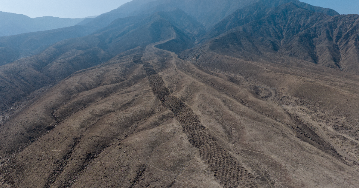 Полосу ям в Перу назвали бартерным рынком