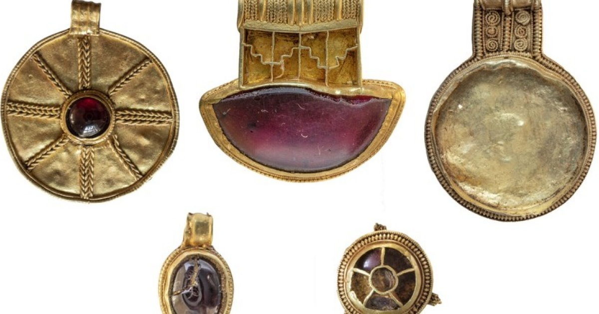 Кладоискатели нашли в Линкольншире англосаксонские украшения