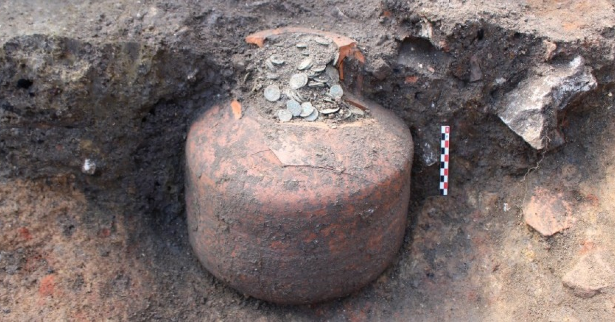 Во Франции обнаружили три больших римских сосуда с монетами