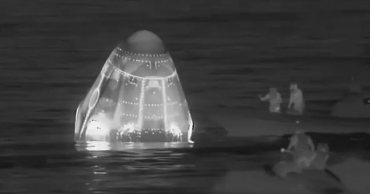 Crew Dragon с заболевшим астронавтом вернулся на Землю