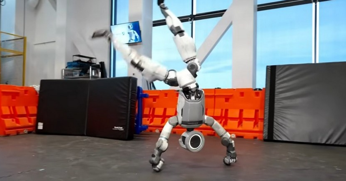 Робот Atlas сделал сложный акробатический переворот и сальто