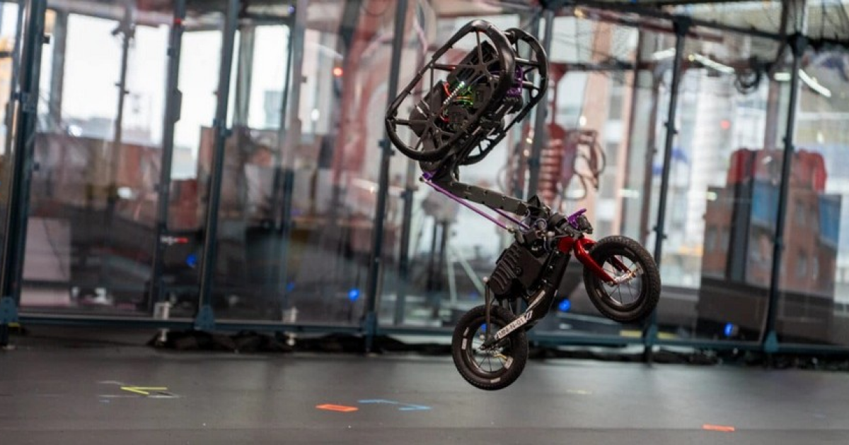 Роботизированный беговел выполнил сальто и встал прыжком на колеса