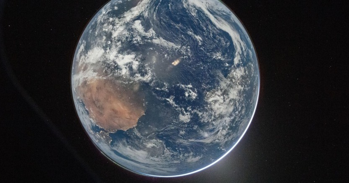 Экипаж Ориона сфотографировал ночную Землю на пути к Луне