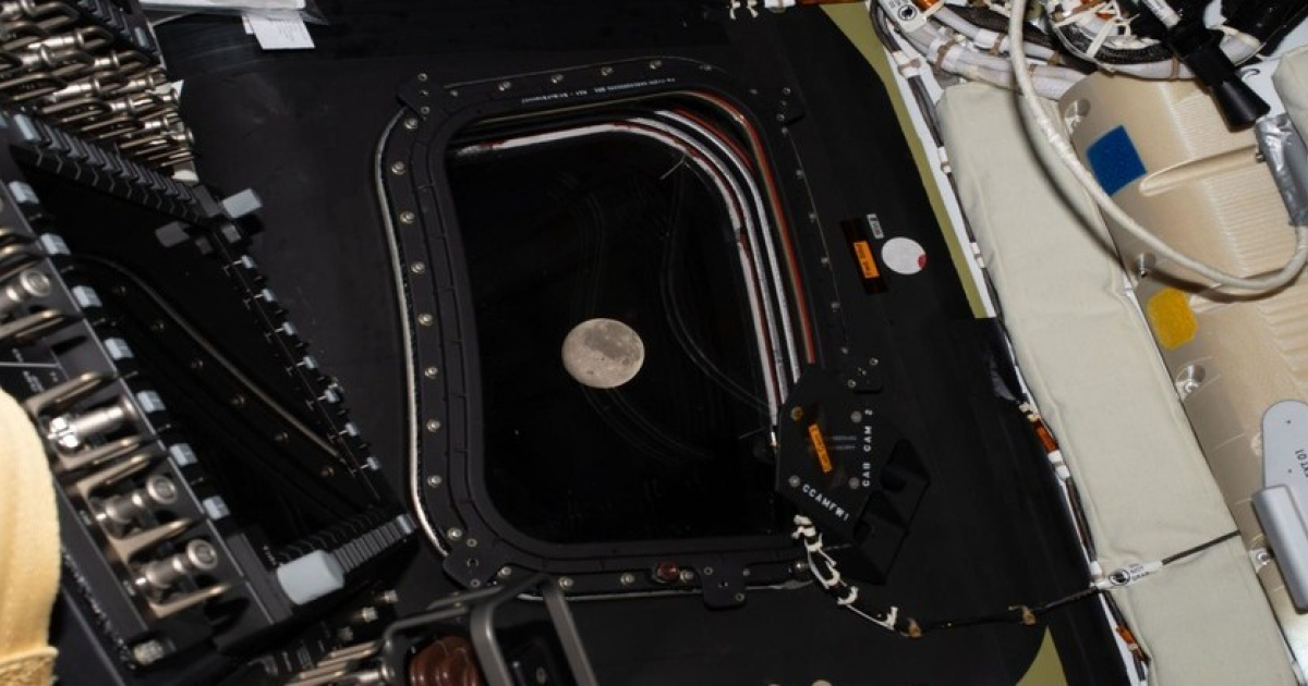 Экипаж Ориона поуправлял кораблем в межпланетном пространстве