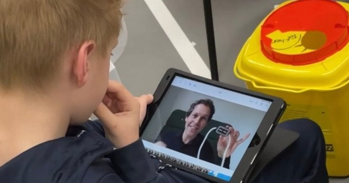 Фокусы уменьшили стресс и боль от прививок у детей