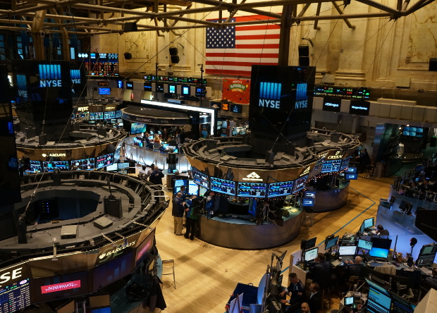 здание фондовой биржи и цифровой токен