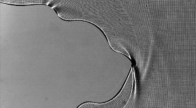 Трещина от растяжения пробежала по гиперупругому материалу быстрее скорости Рэлея