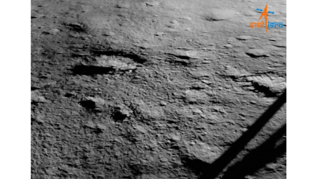 Индийский лунный модуль «Чандраян-3» прислал первый снимок с поверхности Луны