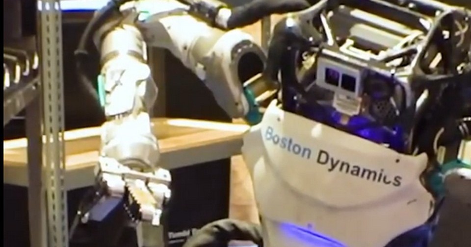 Робот Atlas положил стойку амортизатора на полку. Boston Dynamics ...